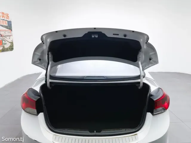 Hyundai Elantra 2015 · AT