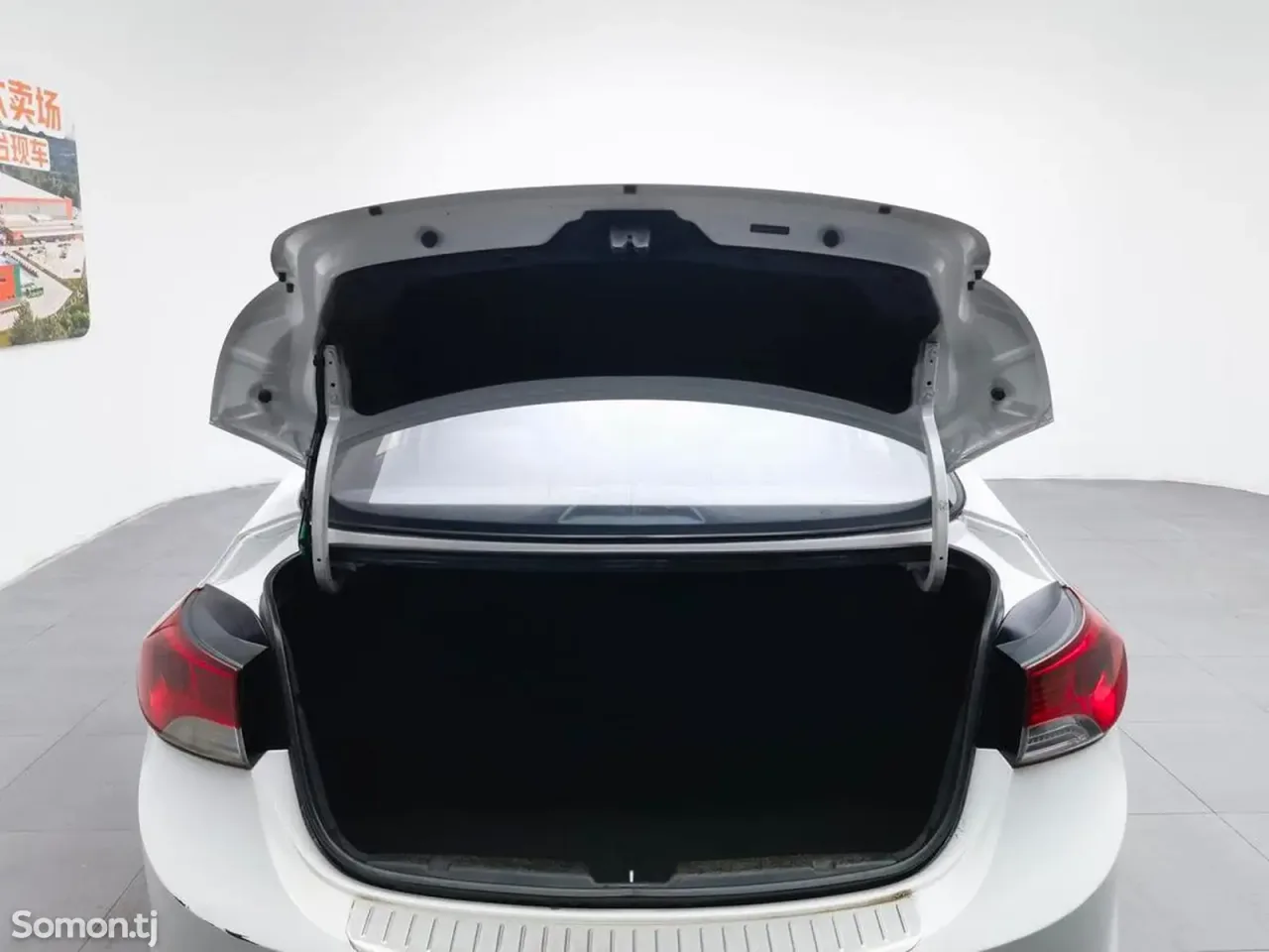 Hyundai Elantra 2015 · AT