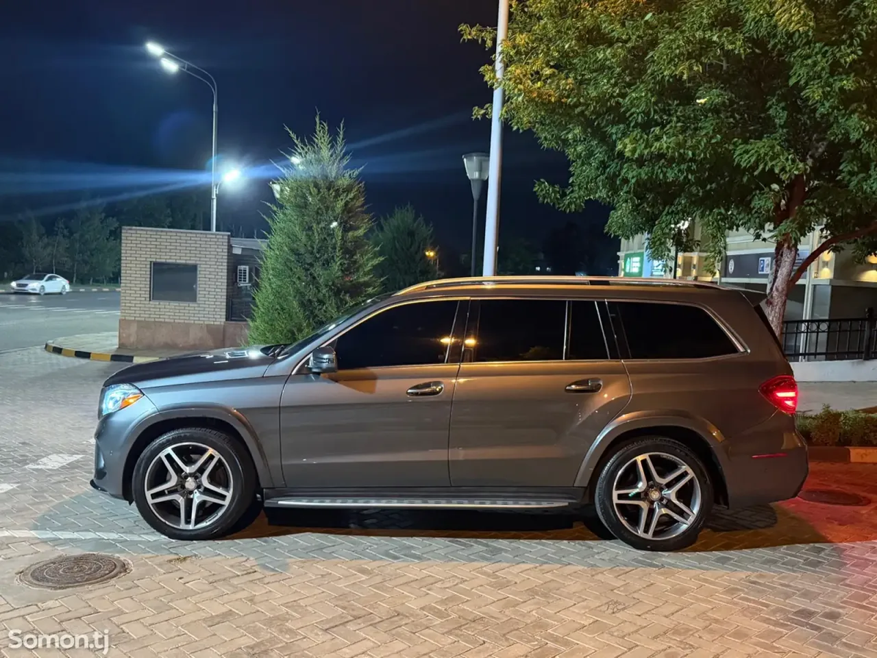 Mercedes-Benz GLS 2017 · 5.5 AT