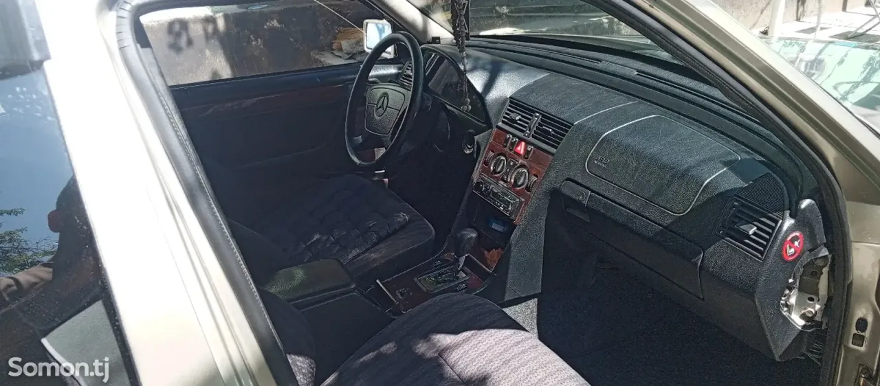 Mercedes-Benz W124 1985 · 2.4 AT