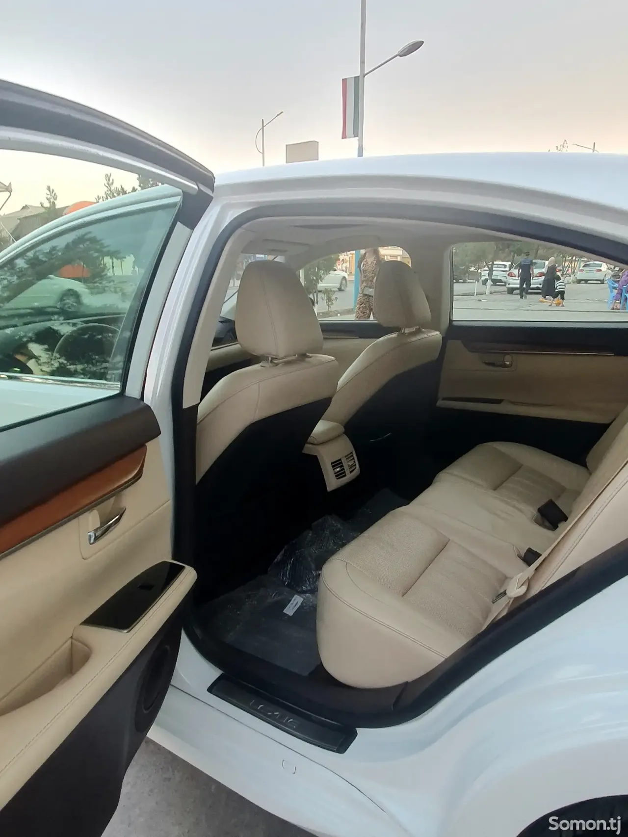 Lexus ES series 2016 · 2.5 AT