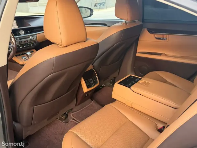 Lexus ES series 2016 · 2.5 AT