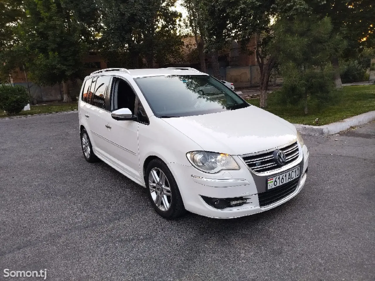 Volkswagen Touran 2008 · 1.9 AT