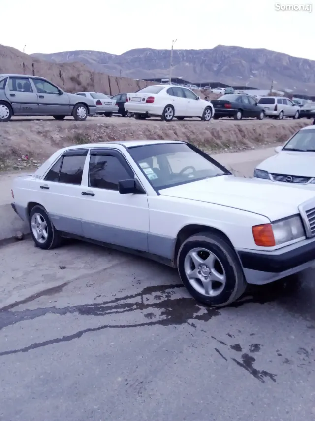 Mercedes-Benz W201 1990 · 1.8 MT