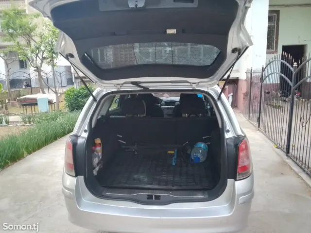 Opel Astra H 2009 · 1.6 MT