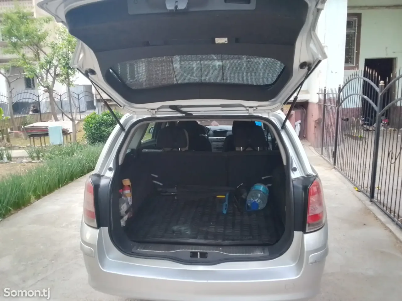 Opel Astra H 2009 · 1.6 MT