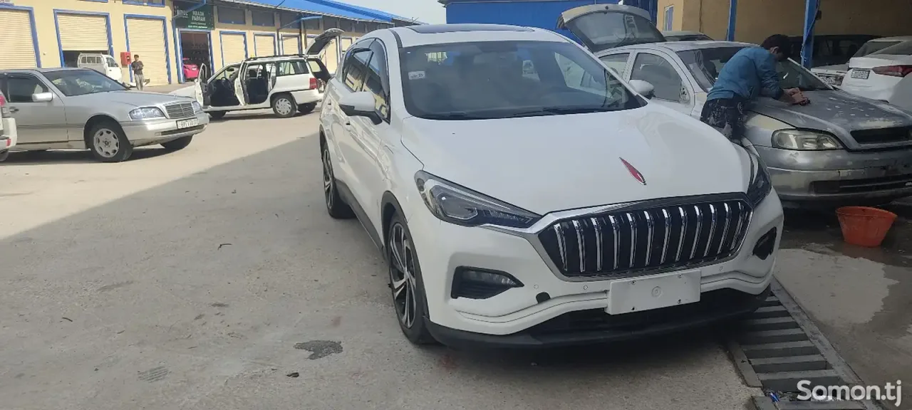 Hongqi E-HS3 2019 · AT