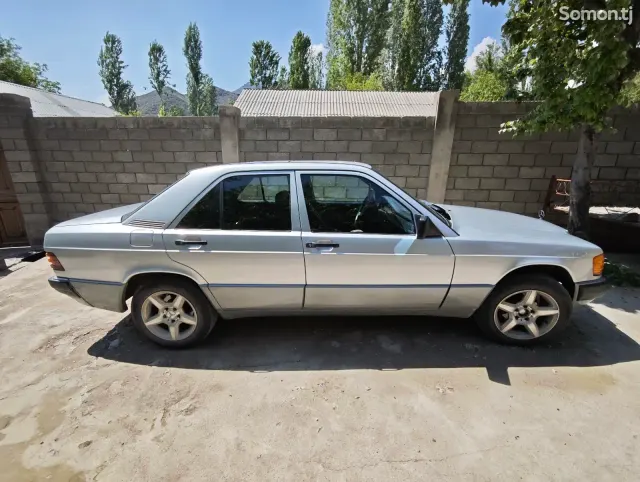 Mercedes-Benz W201 1992 · 1.8 MT