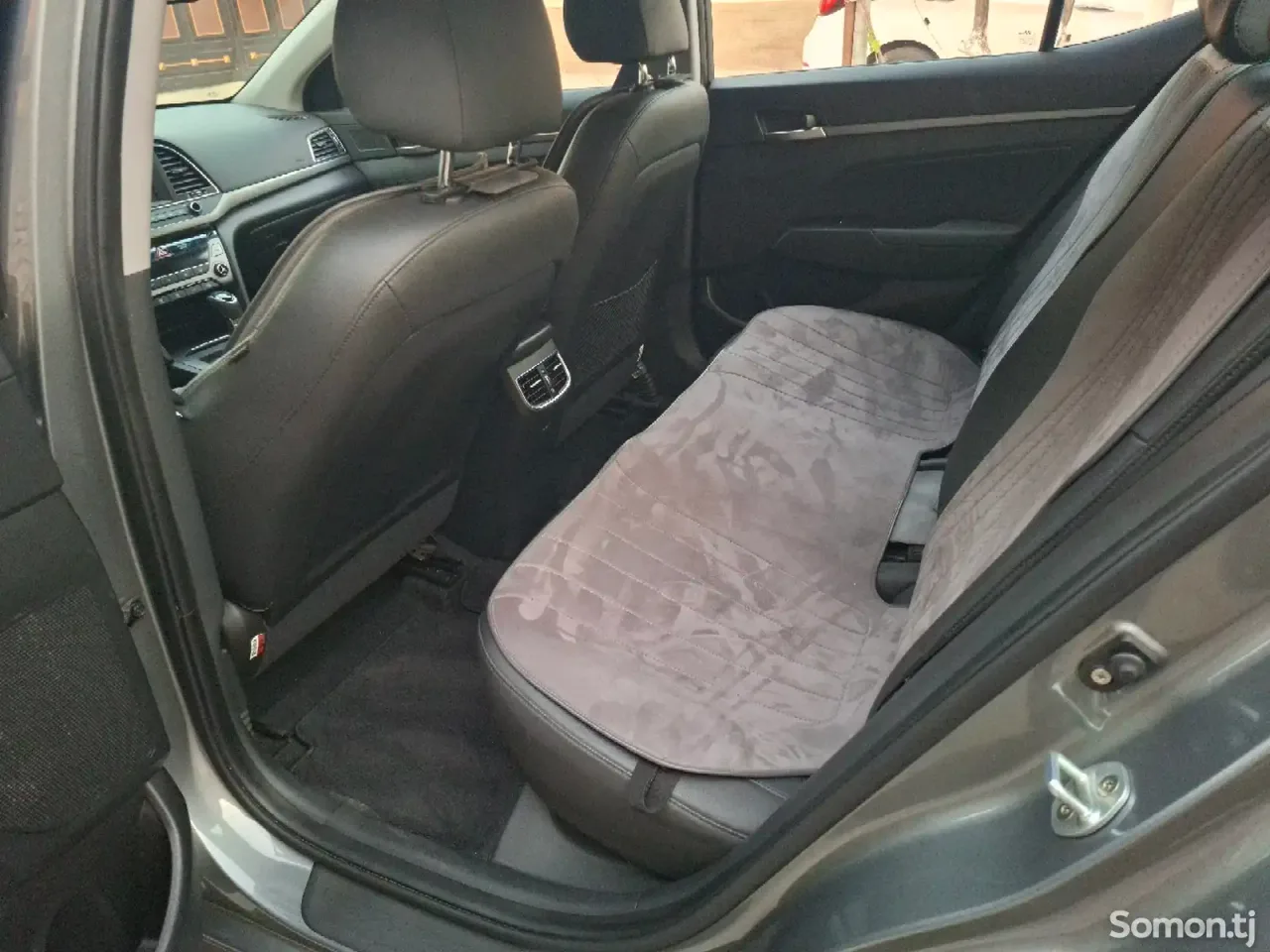 Hyundai Avante 2015 · 1.6 AT