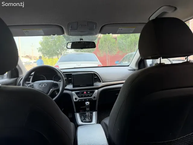 Hyundai Elantra 2017 · 1.8 AT