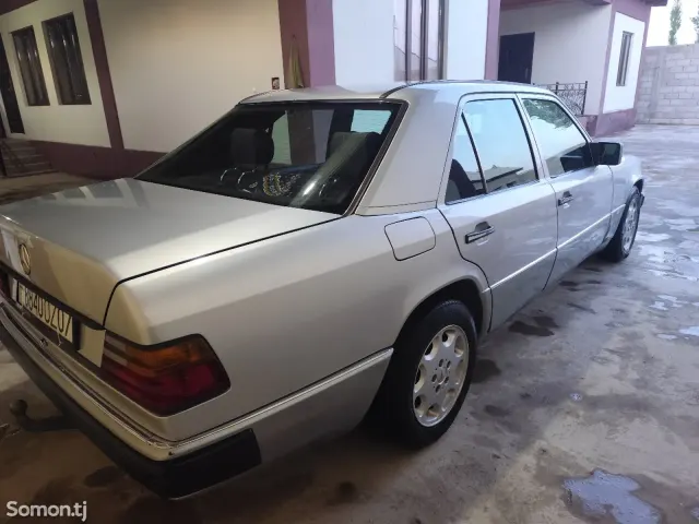 Mercedes-Benz W124 1993 · 2.5 MT