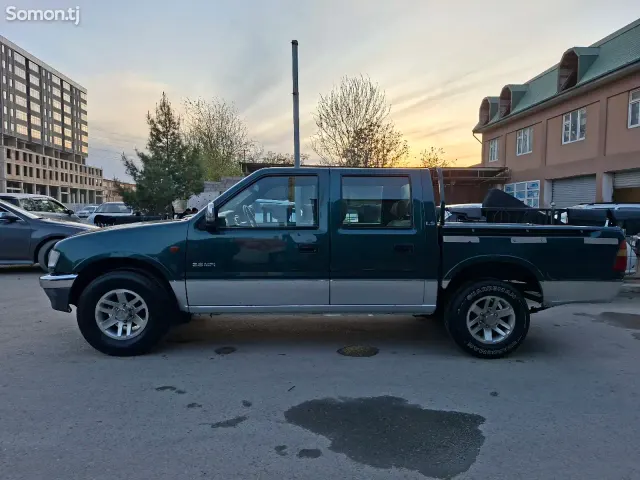 Isuzu D-Max 2008 · 2.6 MT