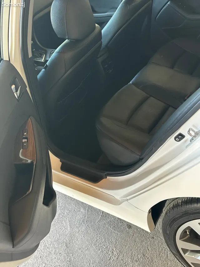 Kia K5 2015 · 2.0 AT
