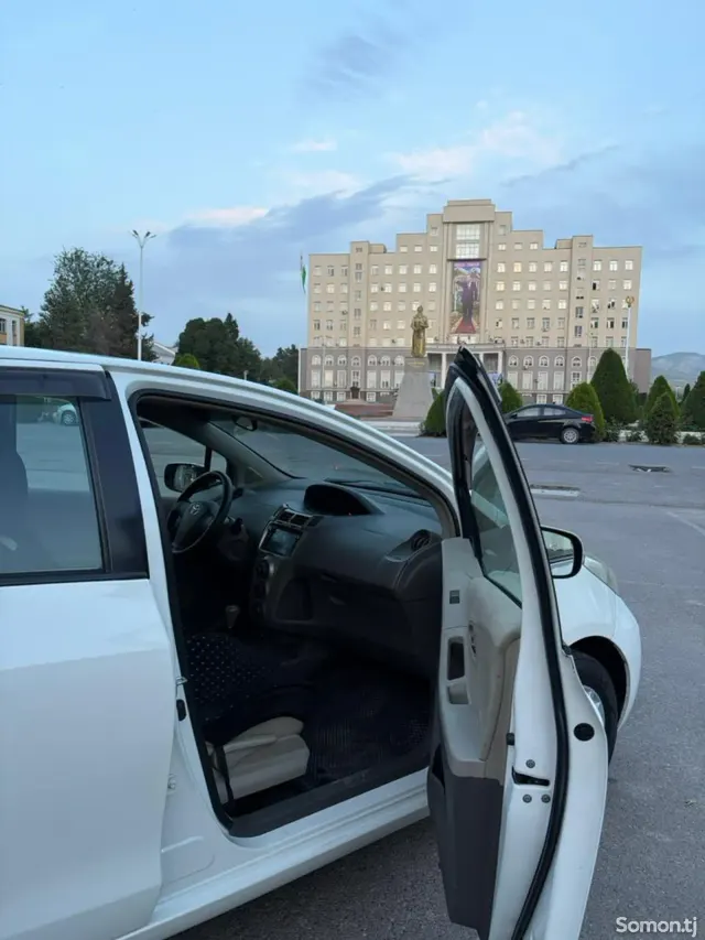 Toyota Vitz 2009 · 1.3 AT