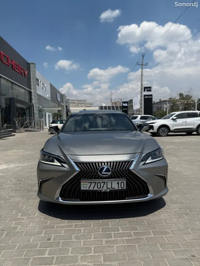 Lexus ES series 2020 · 2.5 AT