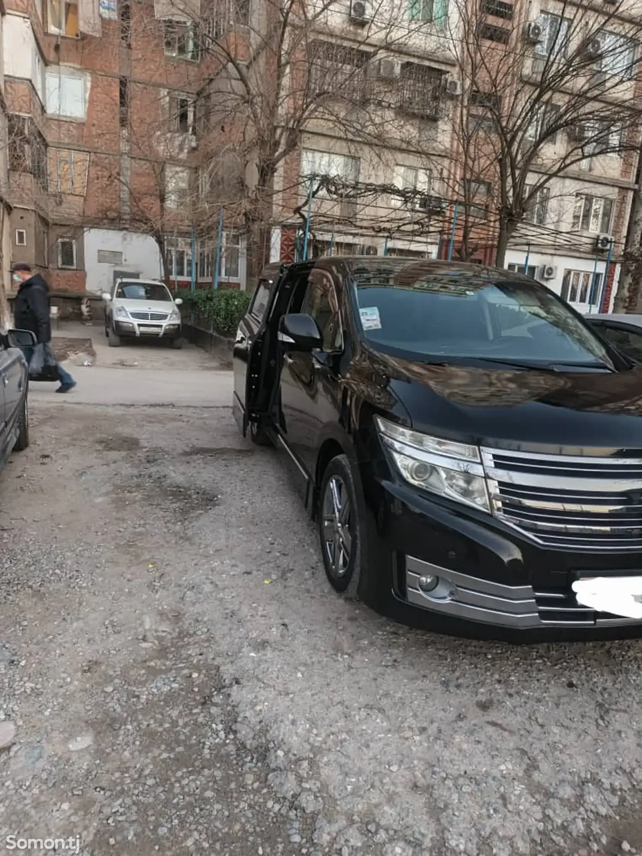 Nissan Elgrand 2011 · 2.4 AT