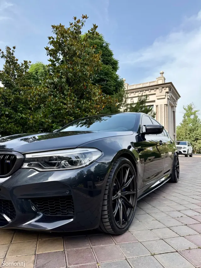 BMW M5 2018 · 4.4 AT