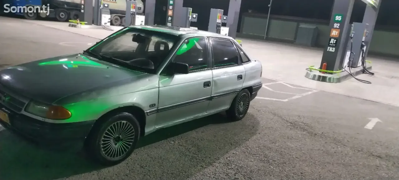 Opel Astra F 1992 · 1.6 MT