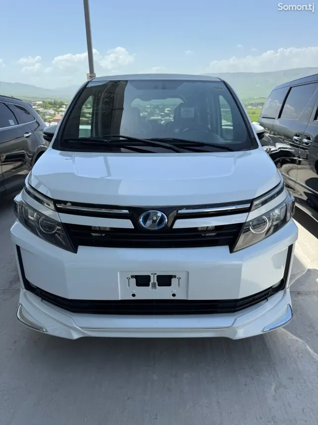 Toyota Voxy 2014 · 1.8 AT