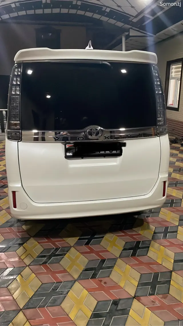 Toyota Voxy 2015 · 2.0 AT
