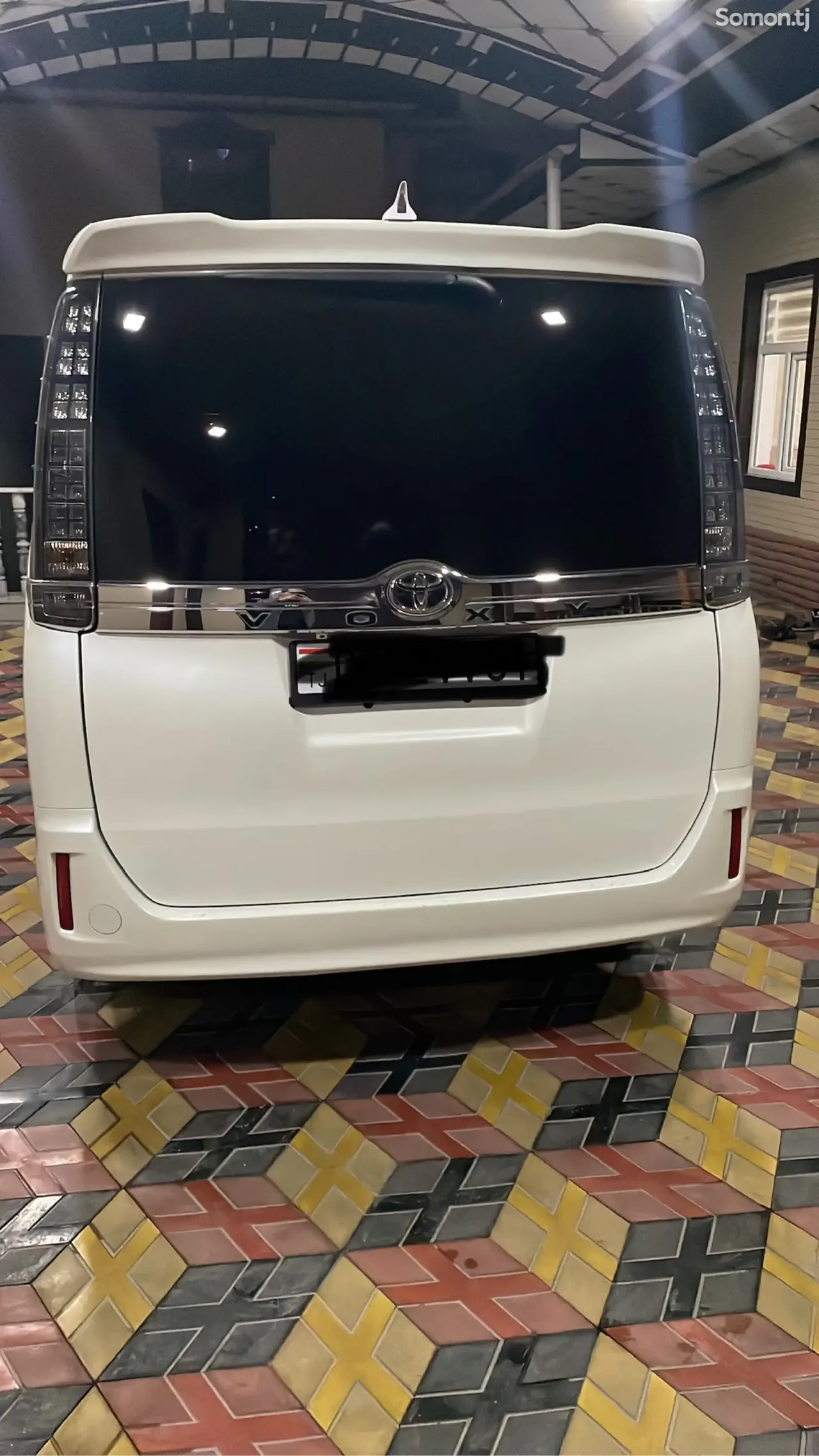 Toyota Voxy 2015 · 2.0 AT