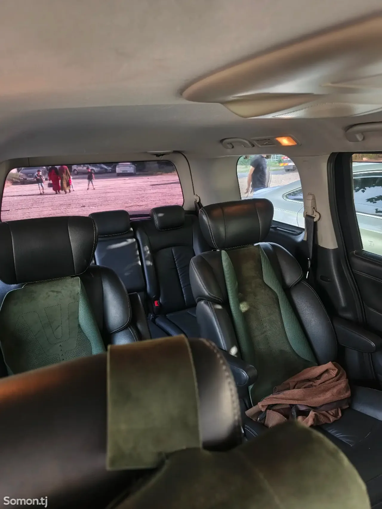 Nissan Elgrand 2011 · AT