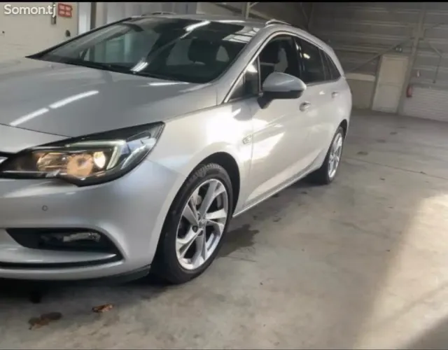 Opel Astra K 2017 · 1.0 MT