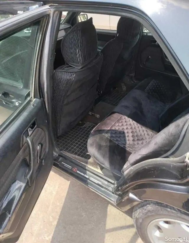Mercedes-Benz W201 1991 · 1.8 MT