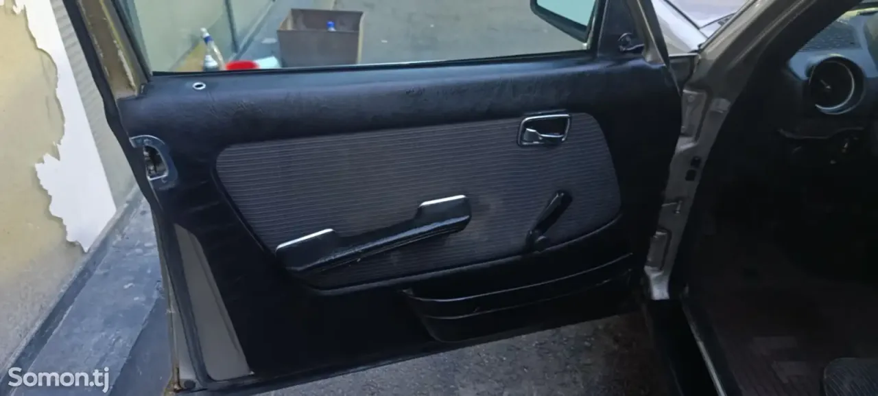 Mercedes-Benz C class 1985 · 3.0 MT