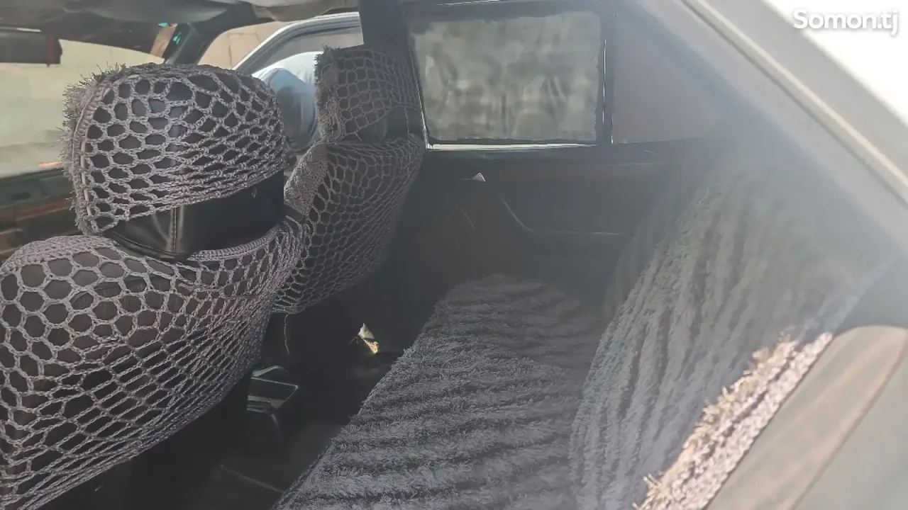 Mercedes-Benz E class 1990 · 2.0 MT