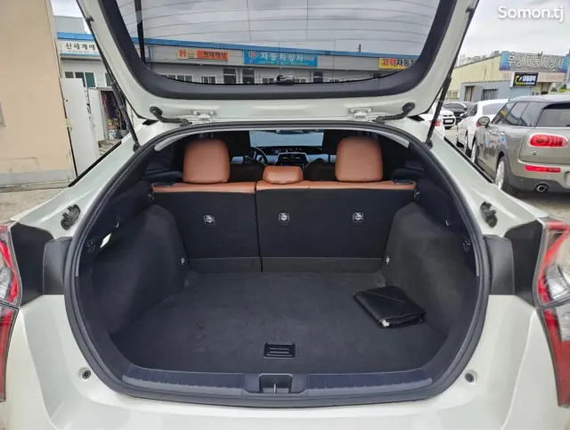 Toyota Prius 2018 · 1.8 AT