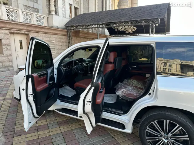 Lexus LX series 2022 · 5.7 AT