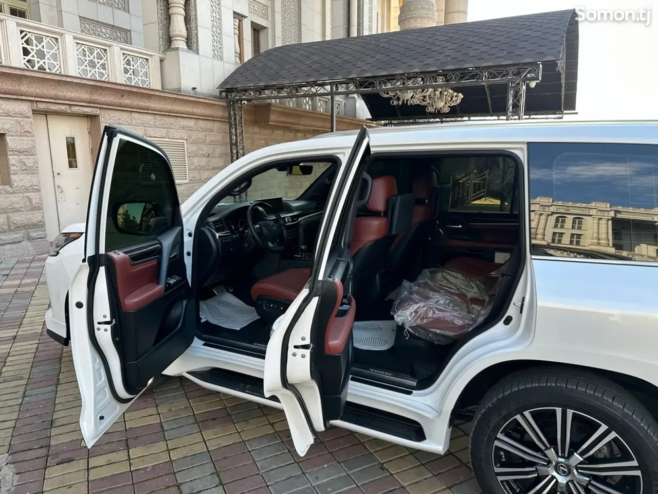 Lexus LX series 2022 · 5.7 AT