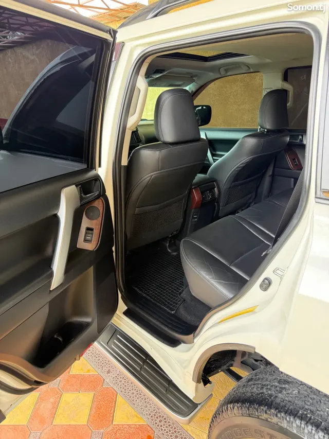 Toyota Land Cruiser Prado 2016 · 2.8 AT