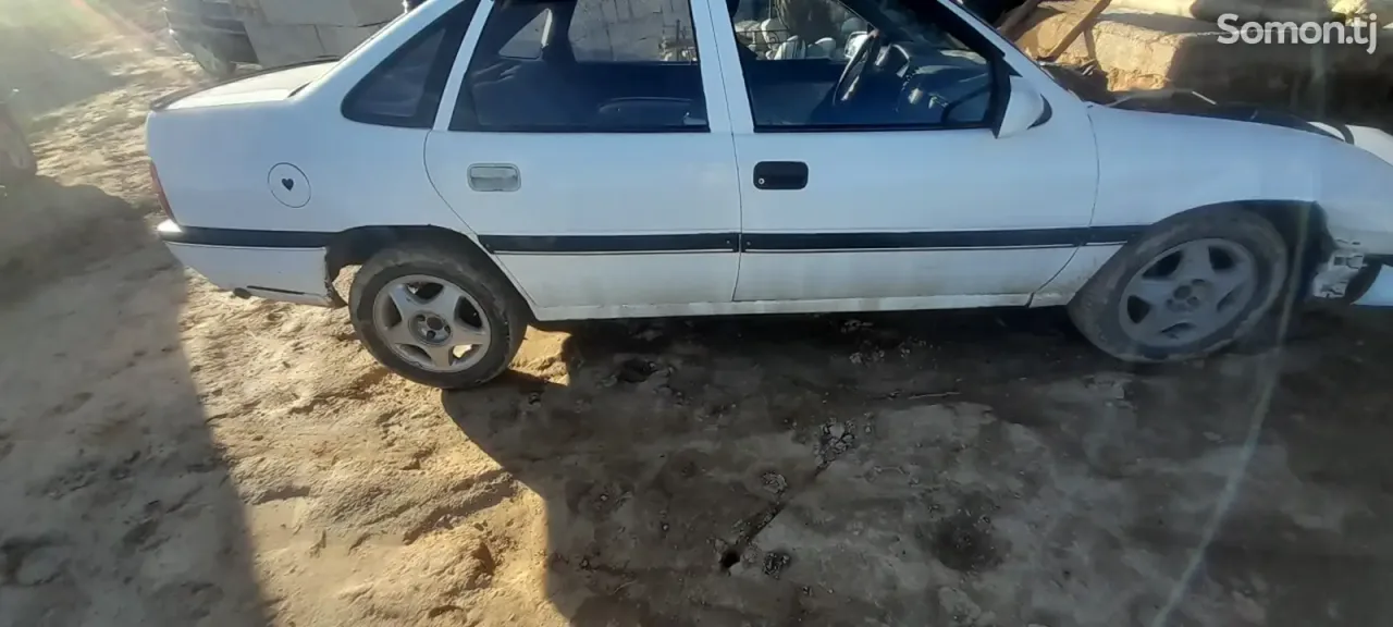 Opel Vectra A 1990 · 1.6 MT