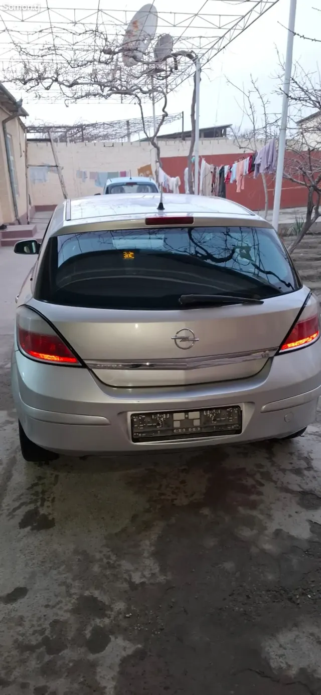 Opel Astra H 2006 · 1.6 MT