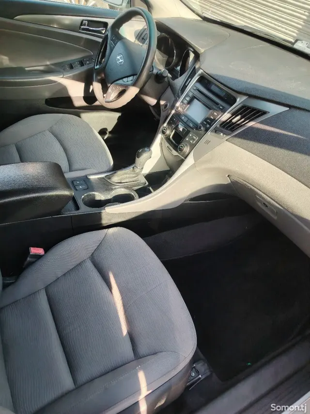 Hyundai Sonata 2015 · 2.4 AT