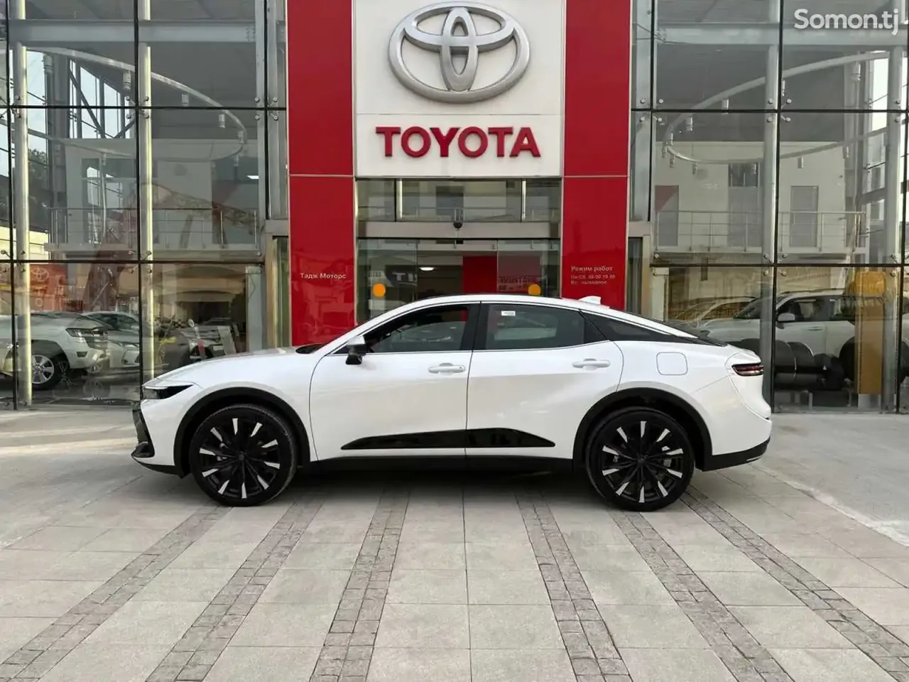 Toyota Crown 2023 · 2.4 AT