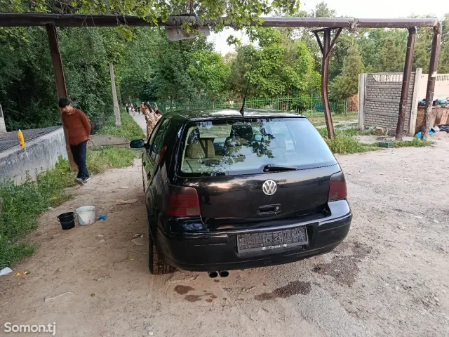 Volkswagen Golf 1999 · 1.6 AT