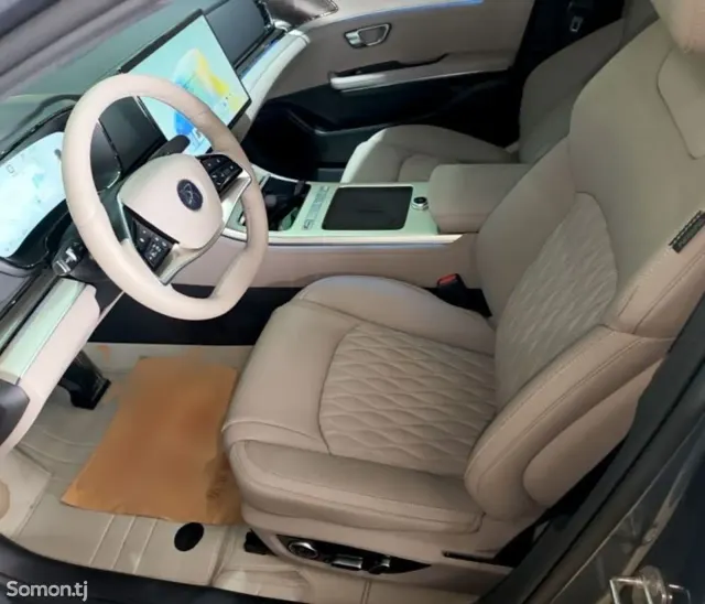 BYD Han 2025 · AT