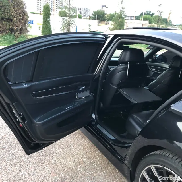 BMW 7 series 2015 · 4.4 AT