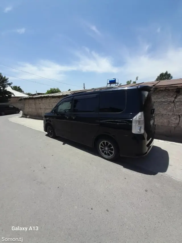 Toyota Voxy 2007 · 2.0 AT