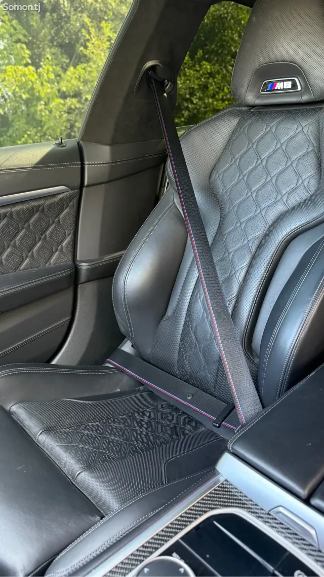 BMW M8 2024 · 4.4 AT