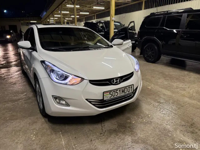 Hyundai Elantra 2012 · 1.8 AT