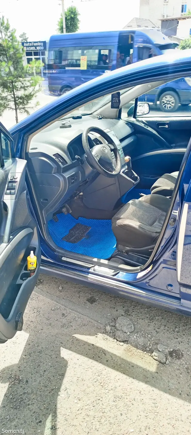 Toyota Corolla Verso 2006 · 2.2 MT