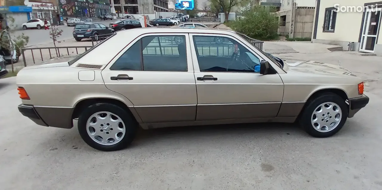 Mercedes-Benz W201 1991 · 2.0 MT