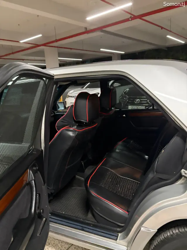 Mercedes-Benz W124 1995 · 2.5 AT