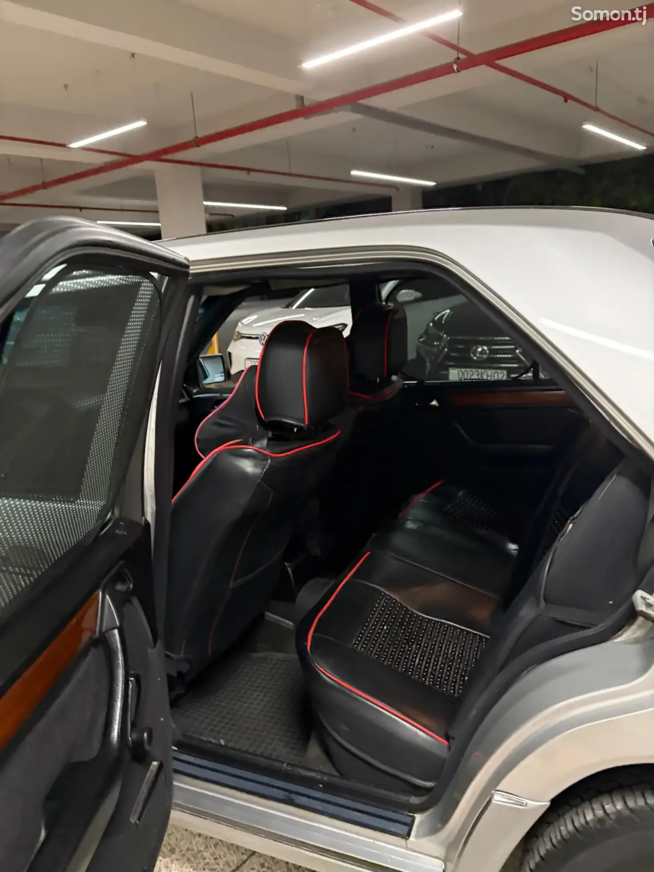 Mercedes-Benz W124 1995 · 2.5 AT
