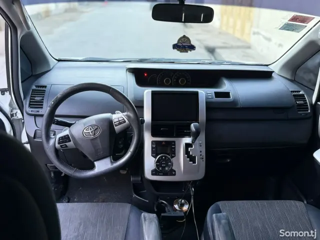 Toyota Voxy 2010 · 2.0 CVT