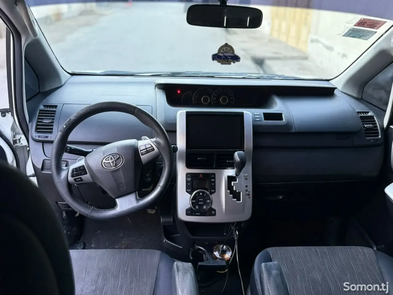 Toyota Voxy 2010 · 2.0 CVT